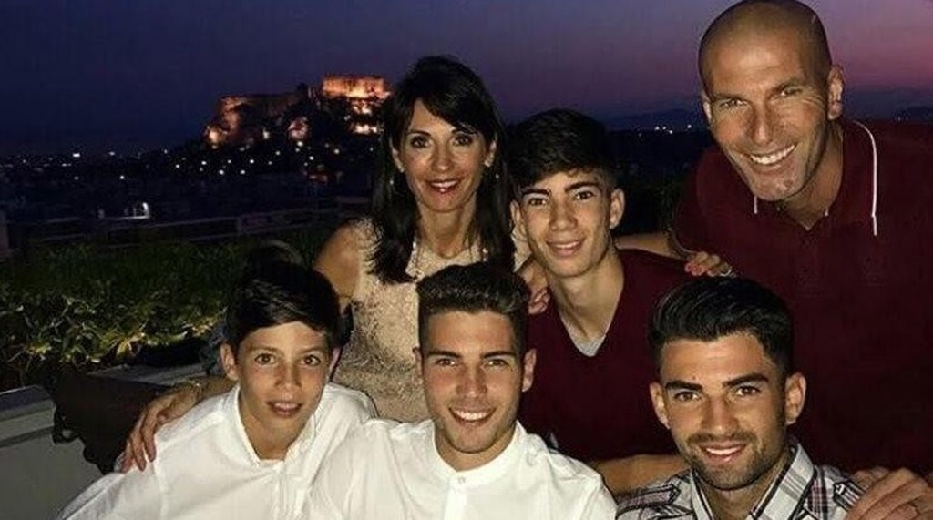 Σβήνει κεράκια στην Ελλάδα ο Ζιντάν (photos)