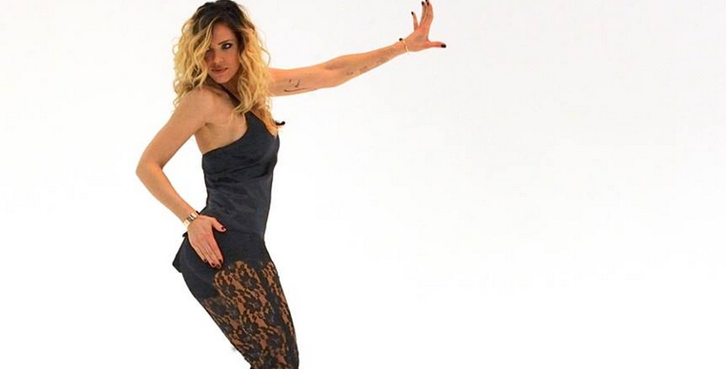 Μοιράζει… εγκεφαλικά με την κορμάρα της η Ιλάρι του Τότι!