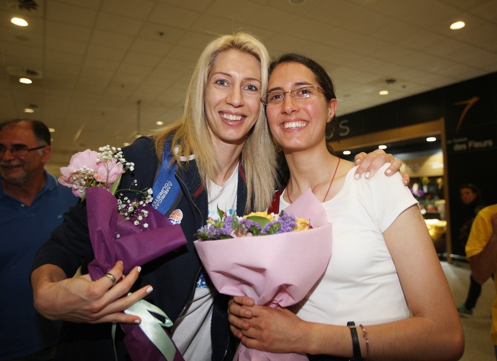 Θερμή υποδοχή για την Εθνική Γυναικών (photos)