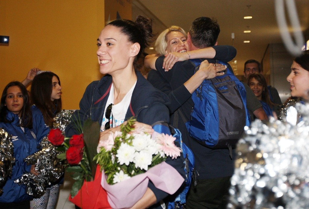 Θερμή υποδοχή για την Εθνική Γυναικών (photos)