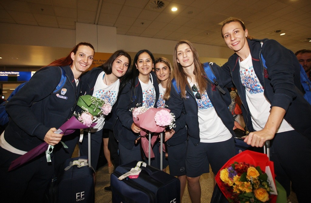 Θερμή υποδοχή για την Εθνική Γυναικών (photos)