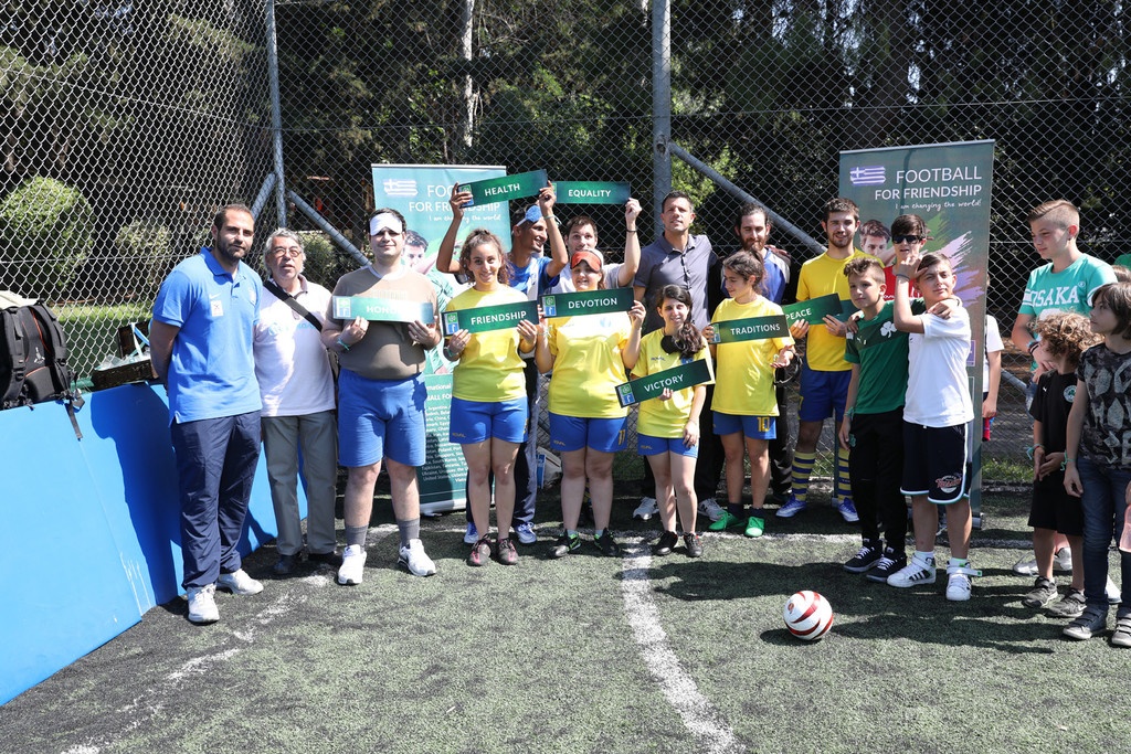 Football for Friendship: Ο Τάκης Φύσσας και οι δύο πρεσβευτές δίπλα στο Σωματείο ΑΜΕΑ «Κεραυνός»