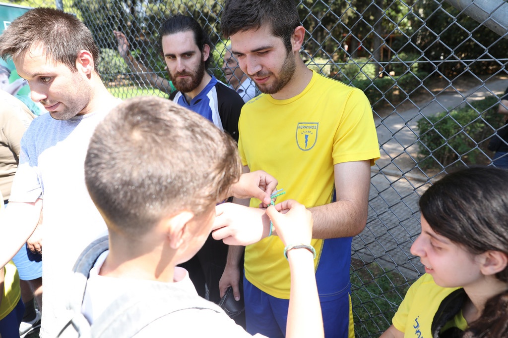 Football for Friendship: Ο Τάκης Φύσσας και οι δύο πρεσβευτές δίπλα στο Σωματείο ΑΜΕΑ «Κεραυνός»