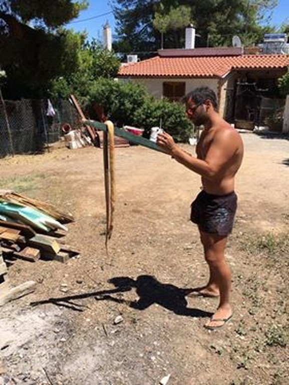 Αντιμέτωπος με ένα μεγάλο φίδι: Ποιος λαϊκός τραγουδιστής είναι ο αληθινός «Survivor» (photo)