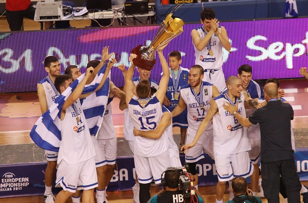 Έτσι σηκώσανε το… τιμημένο! (photos+video)