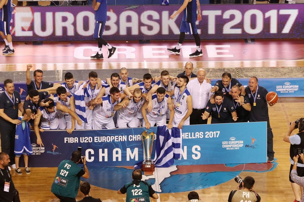 Έτσι σηκώσανε το… τιμημένο! (photos+video)