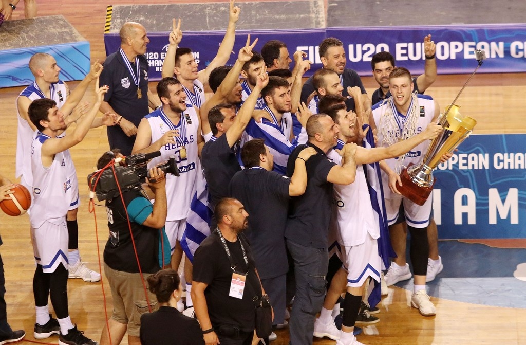 Έτσι σηκώσανε το… τιμημένο! (photos+video)