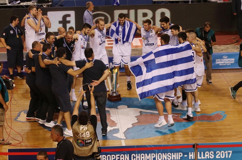 Έτσι σηκώσανε το… τιμημένο! (photos+video)