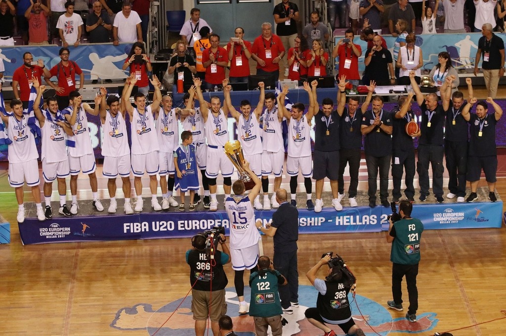 Έτσι σηκώσανε το… τιμημένο! (photos+video)