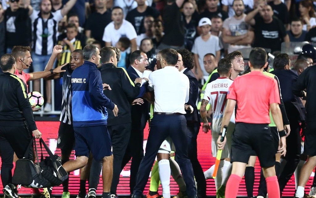 Παρτιζάν-Ολυμπιακός 1-3: Χαμός στη φυσούνα στο Βελιγράδι - Έριξαν αντικείμενο στον Κούτρη (pics)