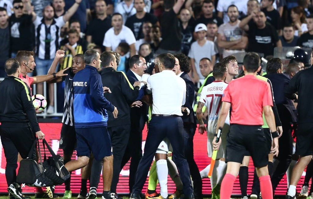 Παρτιζάν-Ολυμπιακός 1-3: Χαμός στη φυσούνα στο Βελιγράδι - Έριξαν αντικείμενο στον Κούτρη (pics)