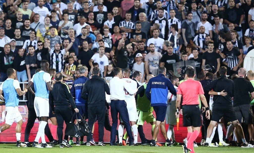 Παρτιζάν-Ολυμπιακός 1-3: Χαμός στη φυσούνα στο Βελιγράδι - Έριξαν αντικείμενο στον Κούτρη (pics)