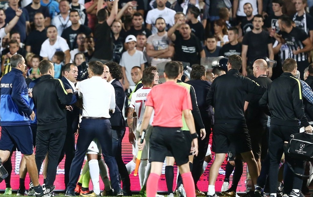 Παρτιζάν-Ολυμπιακός 1-3: Χαμός στη φυσούνα στο Βελιγράδι - Έριξαν αντικείμενο στον Κούτρη (pics)