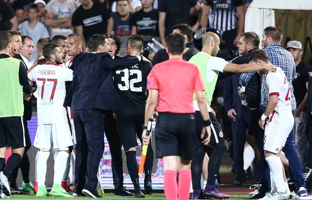 Παρτιζάν-Ολυμπιακός 1-3: Χαμός στη φυσούνα στο Βελιγράδι - Έριξαν αντικείμενο στον Κούτρη (pics)