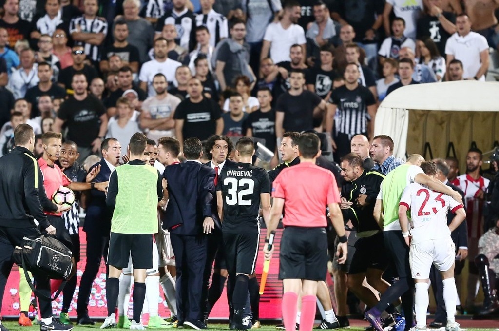 Παρτιζάν-Ολυμπιακός 1-3: Χαμός στη φυσούνα στο Βελιγράδι - Έριξαν αντικείμενο στον Κούτρη (pics)