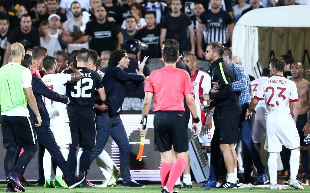 Παρτιζάν-Ολυμπιακός 1-3: Χαμός στη φυσούνα στο Βελιγράδι - Έριξαν αντικείμενο στον Κούτρη (pics)