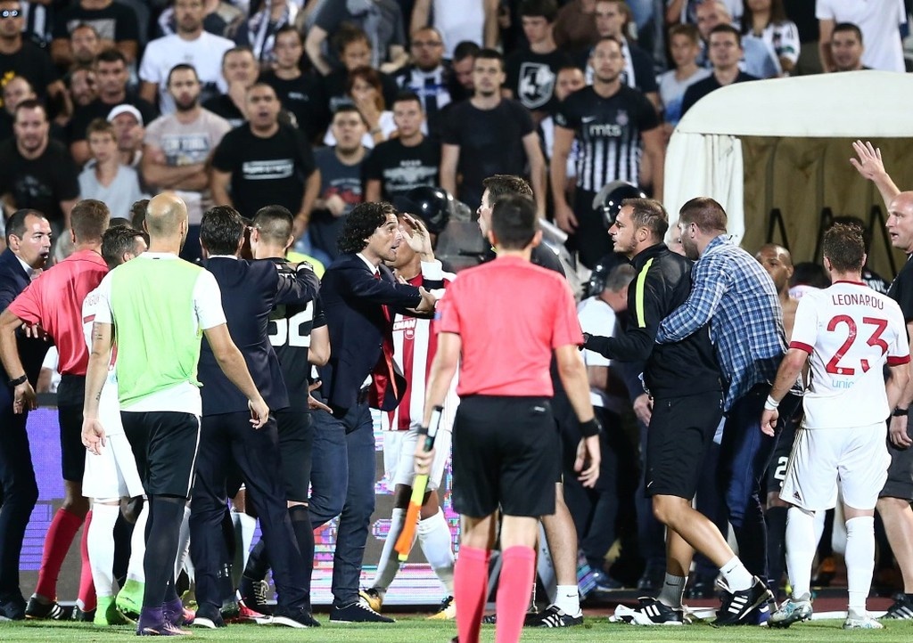 Παρτιζάν-Ολυμπιακός 1-3: Χαμός στη φυσούνα στο Βελιγράδι - Έριξαν αντικείμενο στον Κούτρη (pics)