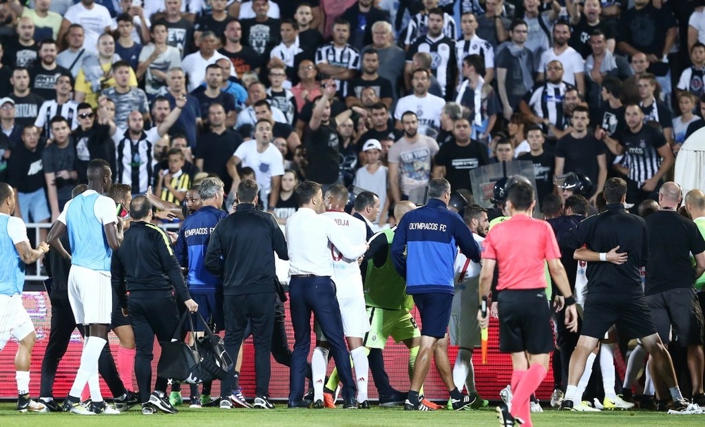 Παρτιζάν-Ολυμπιακός 1-3: Χαμός στη φυσούνα στο Βελιγράδι - Έριξαν αντικείμενο στον Κούτρη (pics)