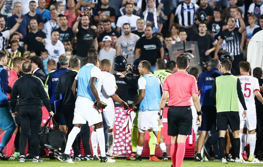 Παρτιζάν-Ολυμπιακός 1-3: Χαμός στη φυσούνα στο Βελιγράδι - Έριξαν αντικείμενο στον Κούτρη (pics)