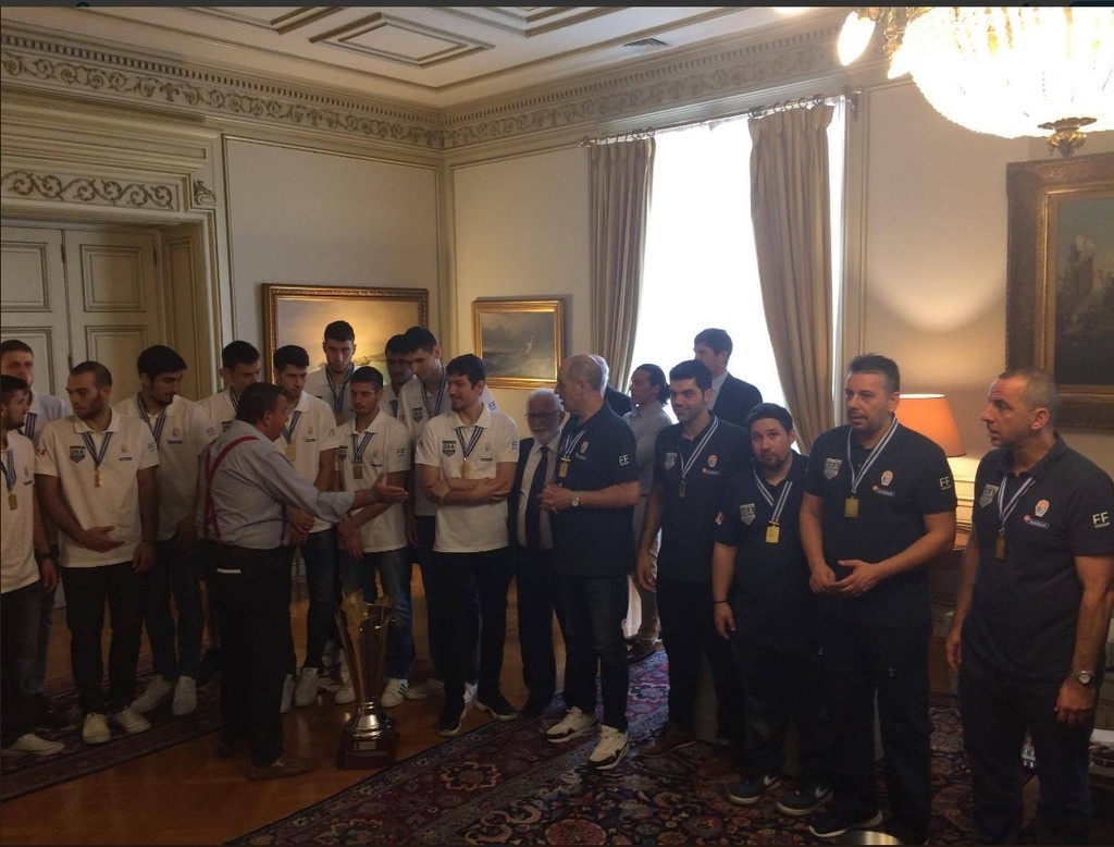 Ελλάδα: Φόρεσε τη φανέλα της Εθνικής ο Τσίπρας