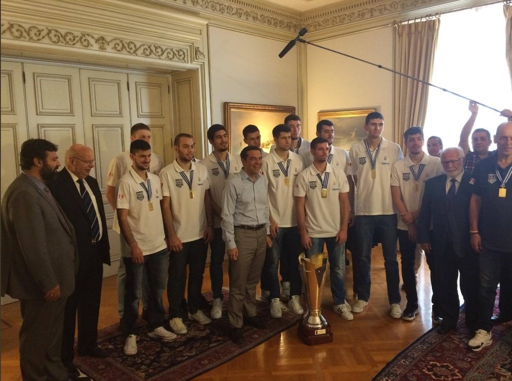 Ελλάδα: Φόρεσε τη φανέλα της Εθνικής ο Τσίπρας