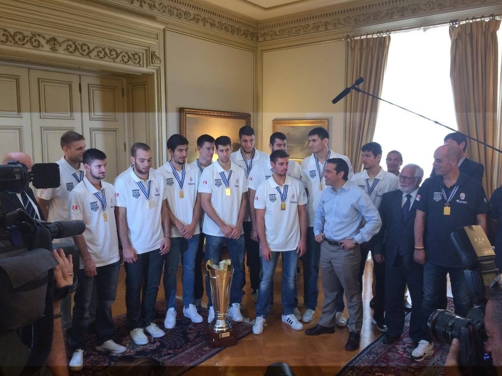 Ελλάδα: Φόρεσε τη φανέλα της Εθνικής ο Τσίπρας