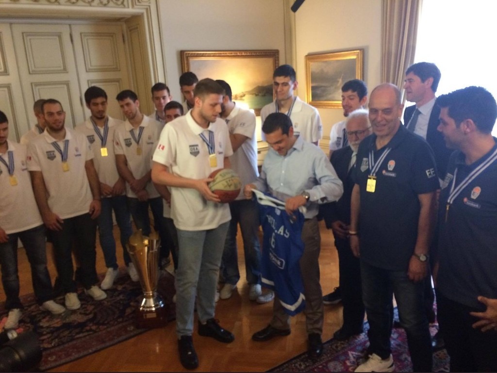 Ελλάδα: Φόρεσε τη φανέλα της Εθνικής ο Τσίπρας