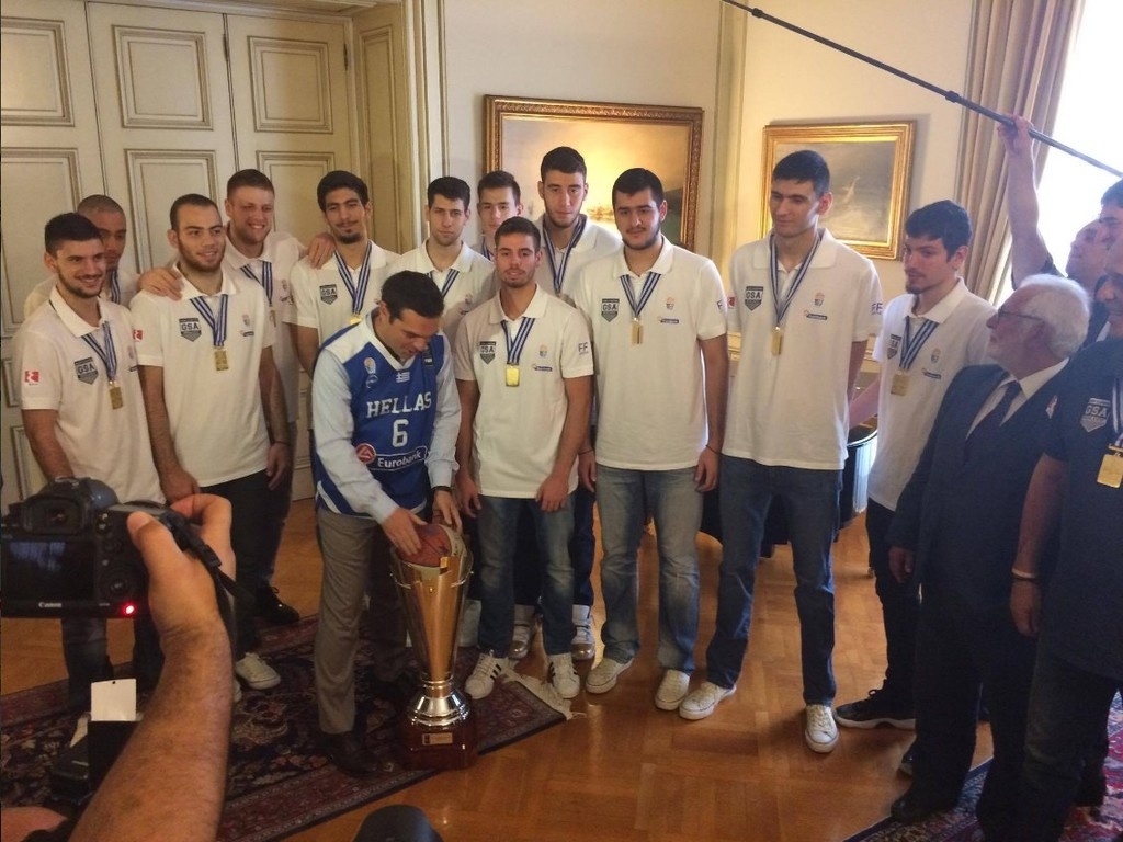 Ελλάδα: Φόρεσε τη φανέλα της Εθνικής ο Τσίπρας