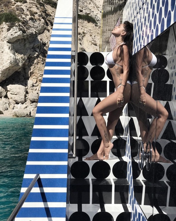 Ελληνίδα ηθοποιός μοιράζει… πόνο με την κορμάρα της!