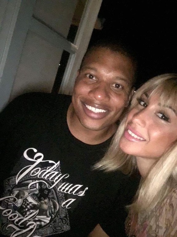 Το πιο hot «pick 'n roll» το έκανε η Καρλάκη στη Μύκονο