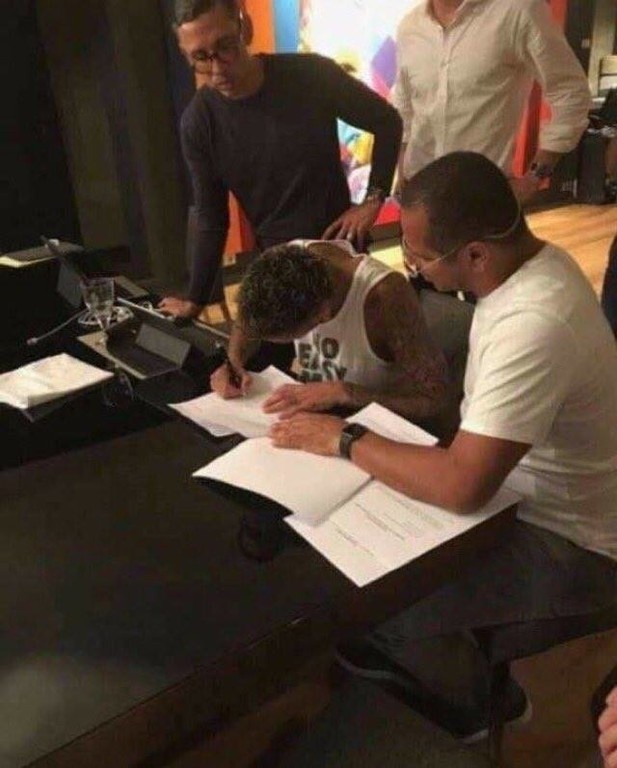 Το deal του αιώνα έγινε: Υπέγραψε στην Παρί ο Νεϊμάρ!