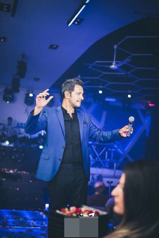 Τατουάζ, γκράφιτι,μπρελόκ: Το τραγούδι λαϊκού τραγουδιστή που έγινε ύμνος (εικόνες)