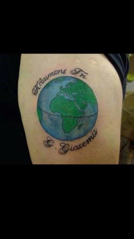 Τατουάζ, γκράφιτι,μπρελόκ: Το τραγούδι λαϊκού τραγουδιστή που έγινε ύμνος (εικόνες)