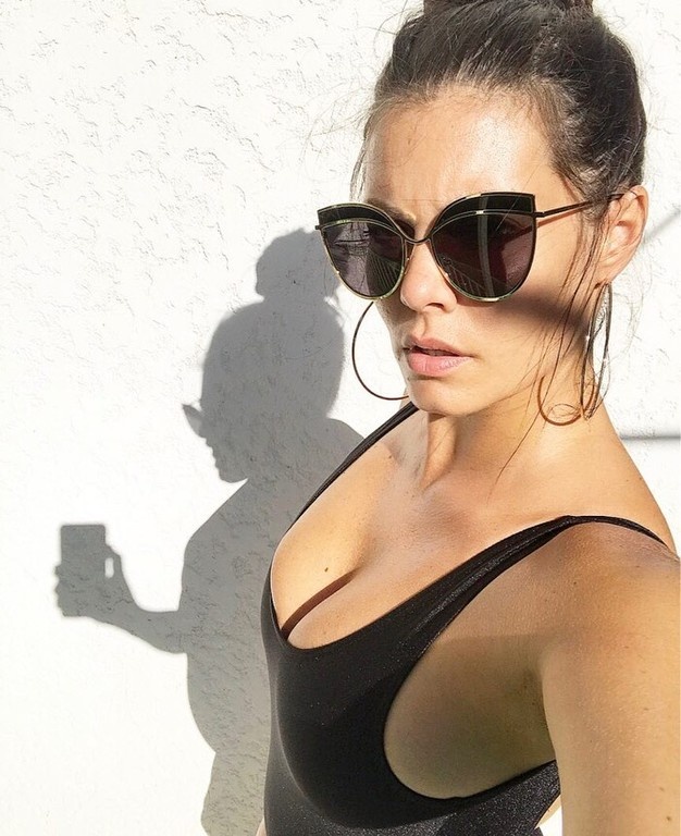 Η Μαρία Κορινθίου δεν σταματά να προκαλεί με την κορμάρα της