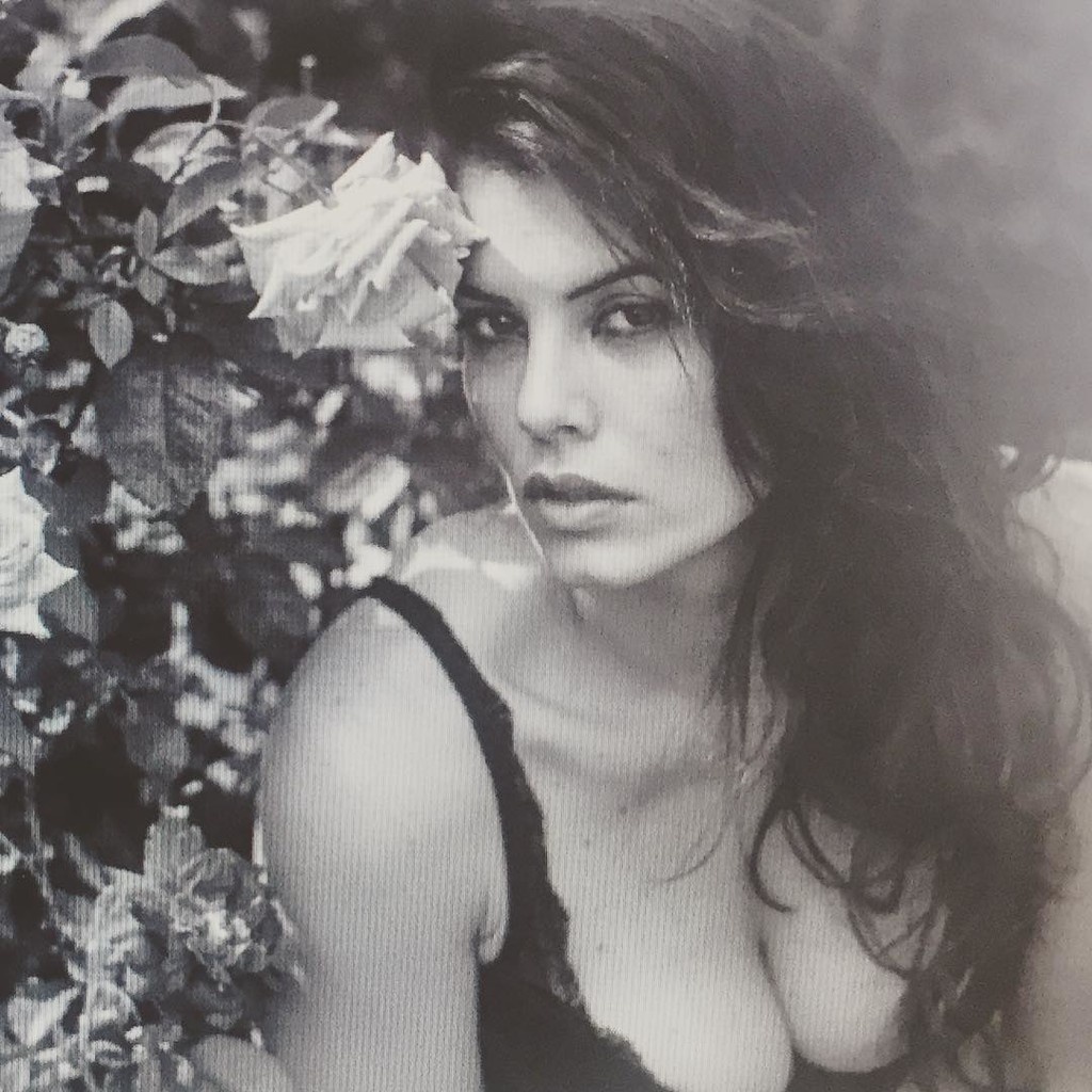 Η Μαρία Κορινθίου δεν σταματά να προκαλεί με την κορμάρα της