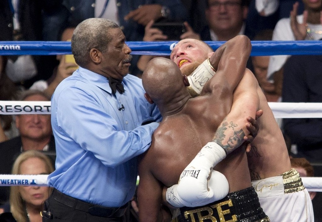 O Mayweahter διέλυσε τον McGregor και παρέμεινε... βασιλιάς!