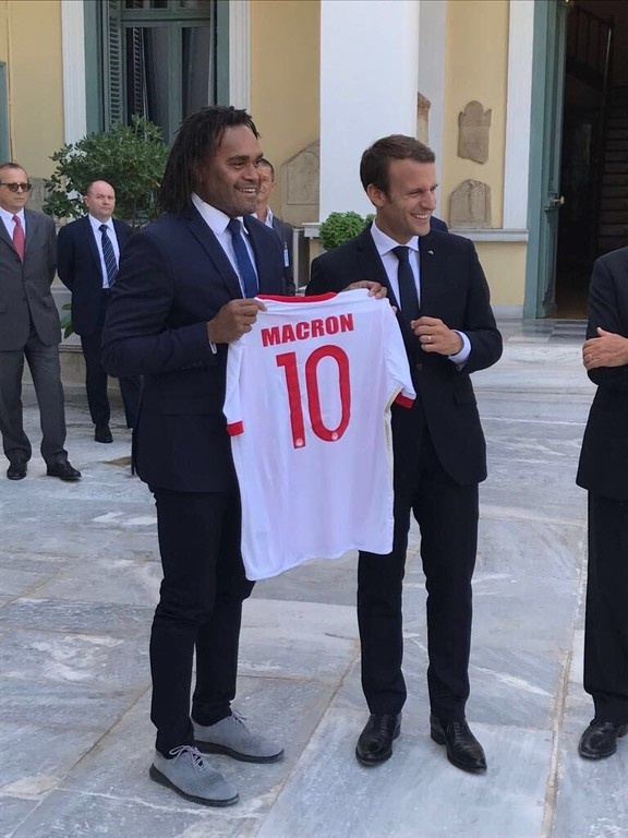 Ολυμπιακός: Με «ερυθρόλευκη» φανέλα ο Μακρόν! (photo)