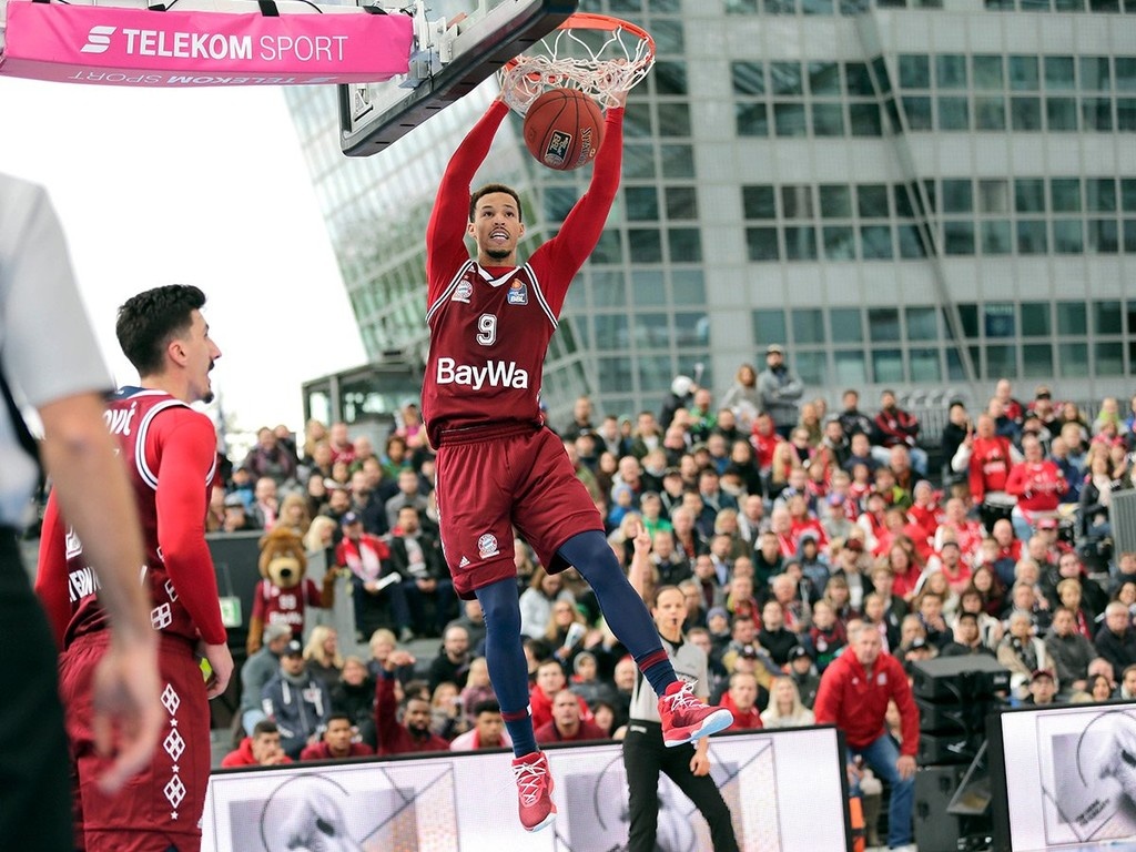 Μπάγερν και Ρεάλ Μαδρίτης αγωνίστηκαν σε… αεροδρόμιο! (vids&pics)