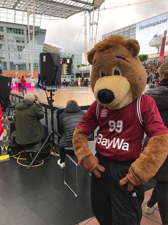 Μπάγερν και Ρεάλ Μαδρίτης αγωνίστηκαν σε… αεροδρόμιο! (vids&pics)