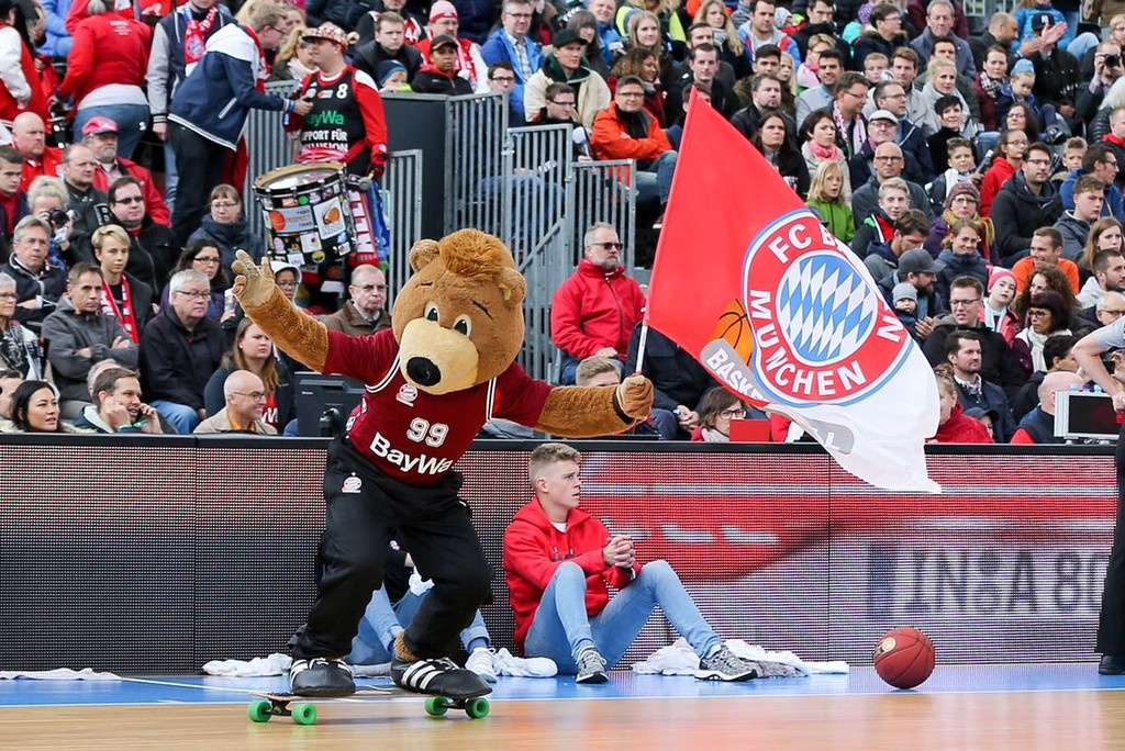 Μπάγερν και Ρεάλ Μαδρίτης αγωνίστηκαν σε… αεροδρόμιο! (vids&pics)