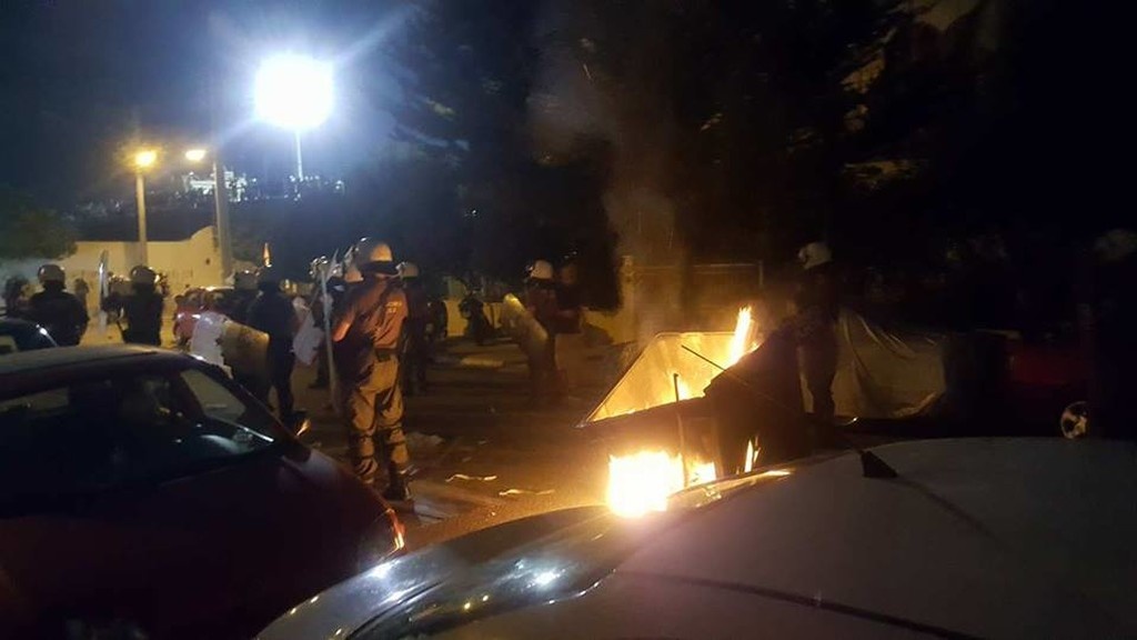 Συμπλοκές και επεισόδια μεταξύ αστυνομίας και οπαδών της ΑΕΚ (pics)