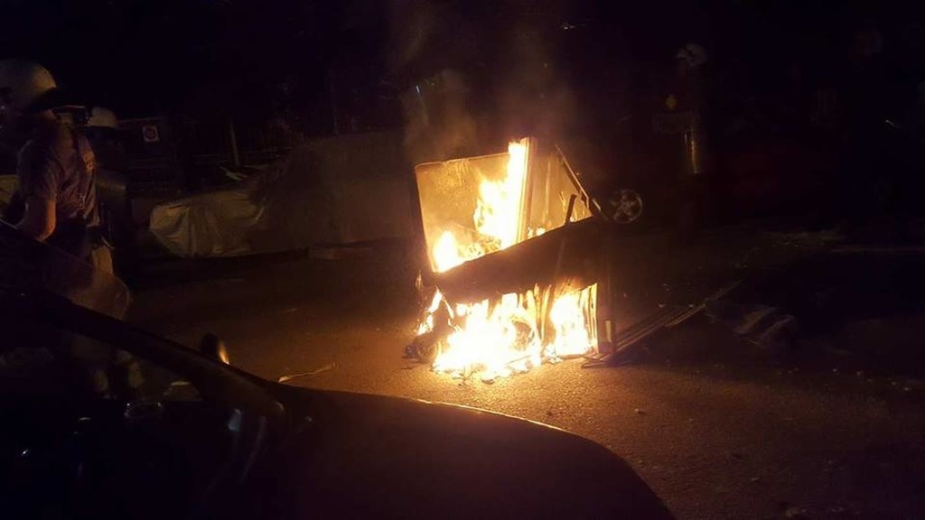 Συμπλοκές και επεισόδια μεταξύ αστυνομίας και οπαδών της ΑΕΚ (pics)