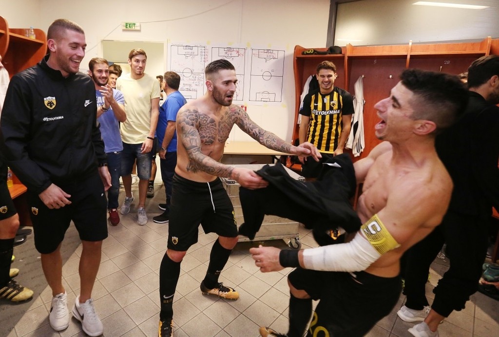 ΑΕΚ-Ολυμπιακός 3-2: Στήθηκε πάρτι στα κιτρινόμαυρα αποδυτήρια (pics)