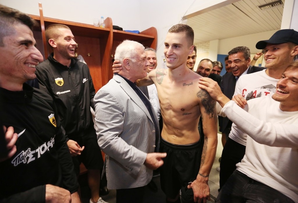 ΑΕΚ-Ολυμπιακός 3-2: Στήθηκε πάρτι στα κιτρινόμαυρα αποδυτήρια (pics)