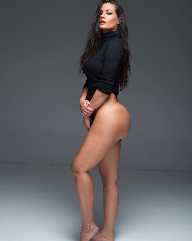 Κόλαση! Η Μαρία Κορινθίου με καυτά εσώρουχα στο κρεβάτι της!