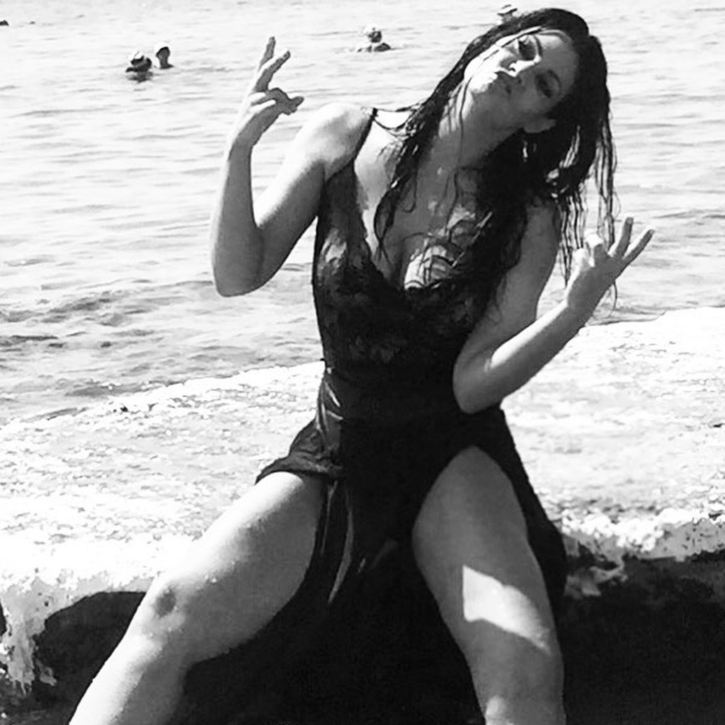 Κόλαση! Η Μαρία Κορινθίου με καυτά εσώρουχα στο κρεβάτι της!