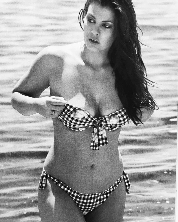 Κόλαση! Η Μαρία Κορινθίου με καυτά εσώρουχα στο κρεβάτι της!