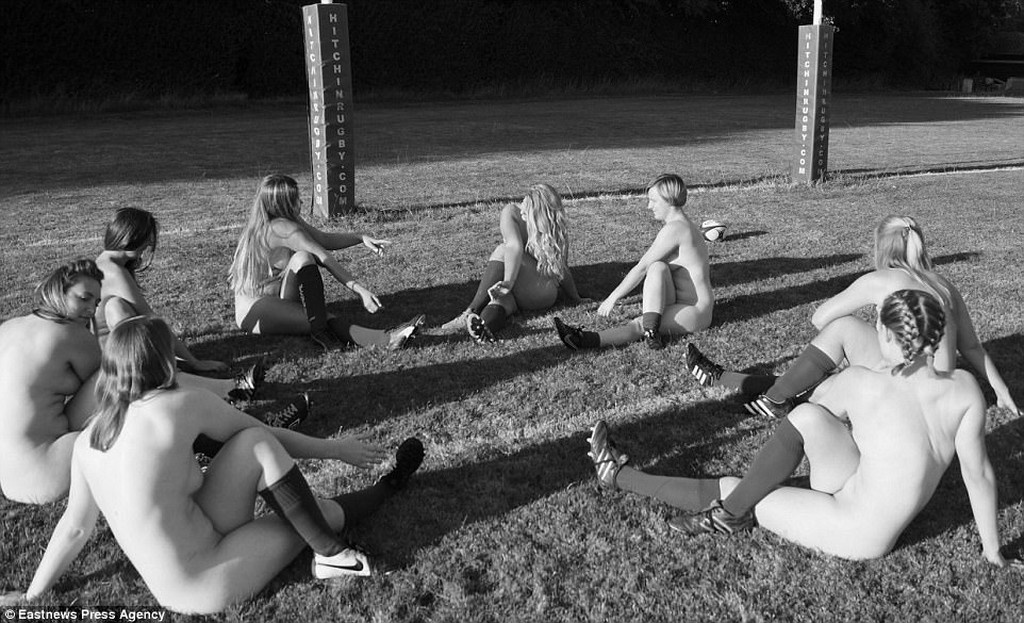 Παίζουν γυμνές ράγκμπι μόνο με τις... κάλτσες τους! (pics)