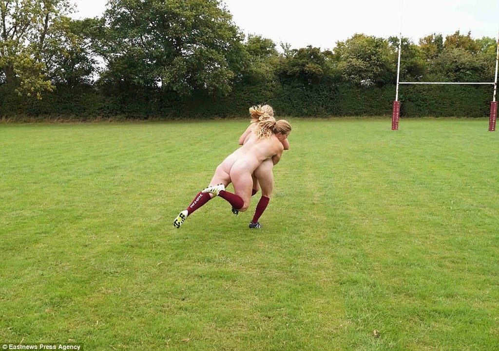 Παίζουν γυμνές ράγκμπι μόνο με τις... κάλτσες τους! (pics)