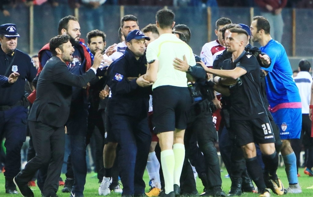 Τρομερά σκηνικά στην Λάρισα: Έφτυσε τον Ελ Καντουρί ο Κούγιας (vid)